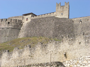 Blick an der Burgmauer hinauf