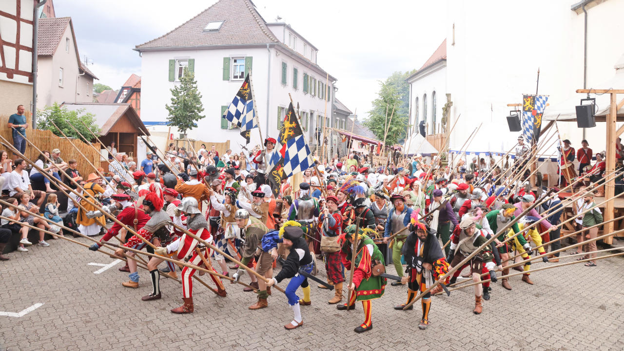 Die Landsknechte bilden einen Igel auf dem Kirchplatz